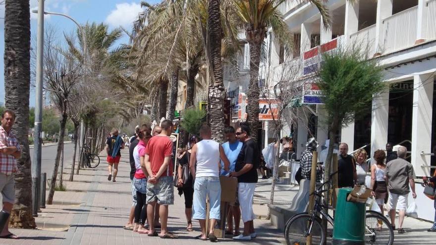 Un grupo de trileros en la Playa de Palma.