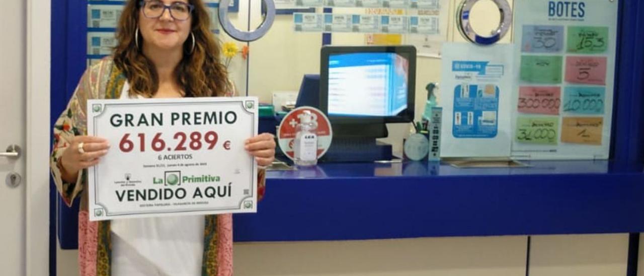 Rocío Cores con el cartel acreditativo del premio sellado en su administración. |   // FARO