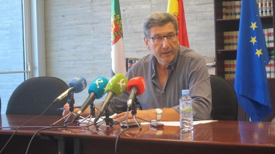 La Junta de Extremadura considera que el &quot;ligero incremento&quot; del paro es un &quot;toque de atención&quot;