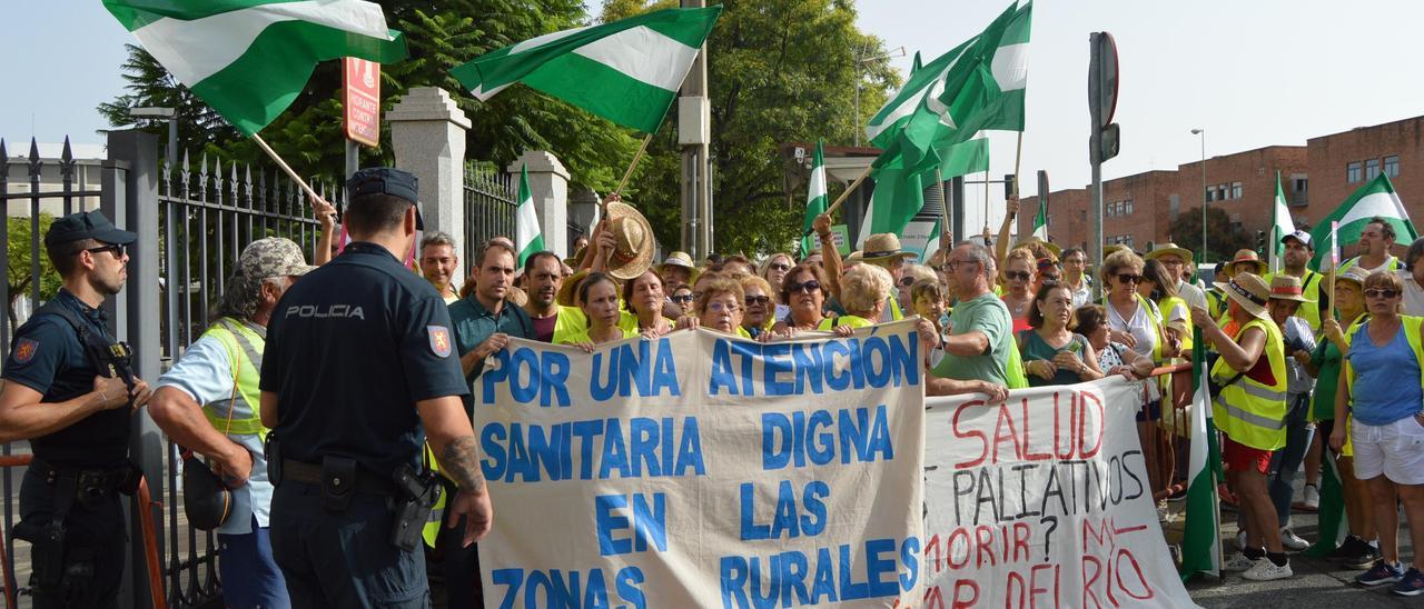 Los manifestantes, con pancartas, a las puertas del Parlamento andaluz.