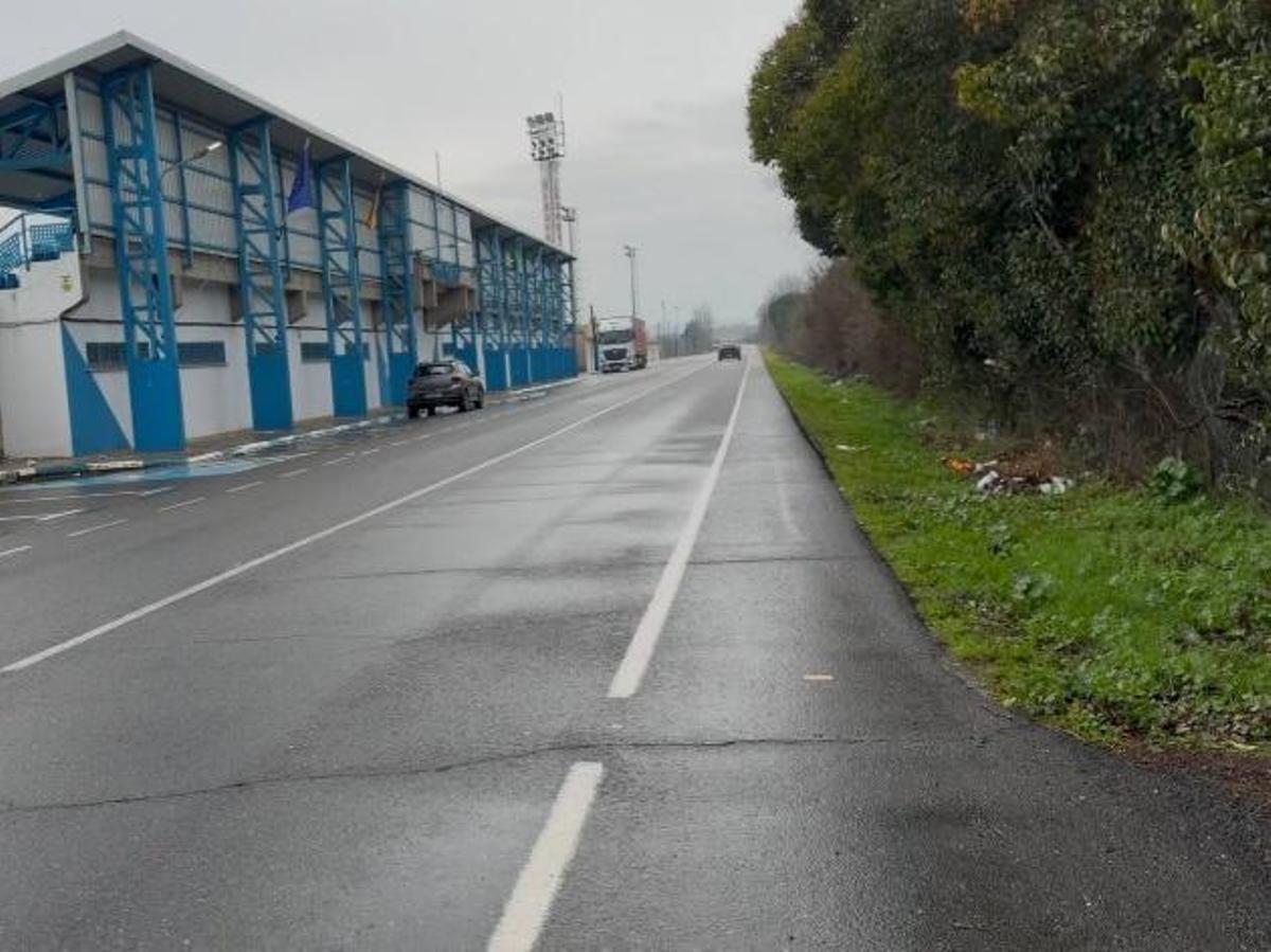 Entrada principal al campo de fútbol municipal, junto a la carretera.