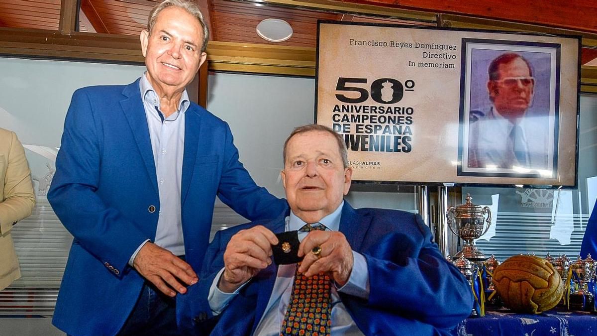 José de Aguilar, sentado, recibe la insginia de oro y brillantes de la UD de manos del vicepresidente, Nicolás Ortega.