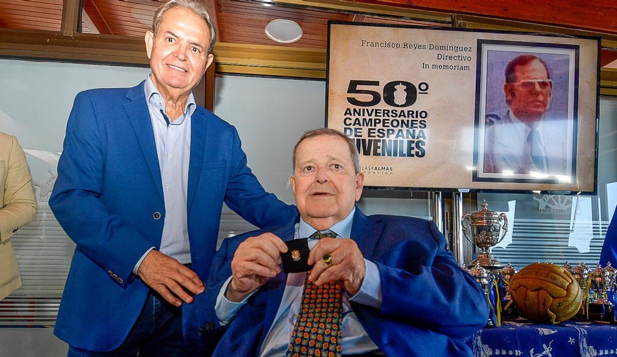 José de Aguilar, sentado, recibe la insginia de oro y brillantes de la UD de manos del vicepresidente, Nicolás Ortega.