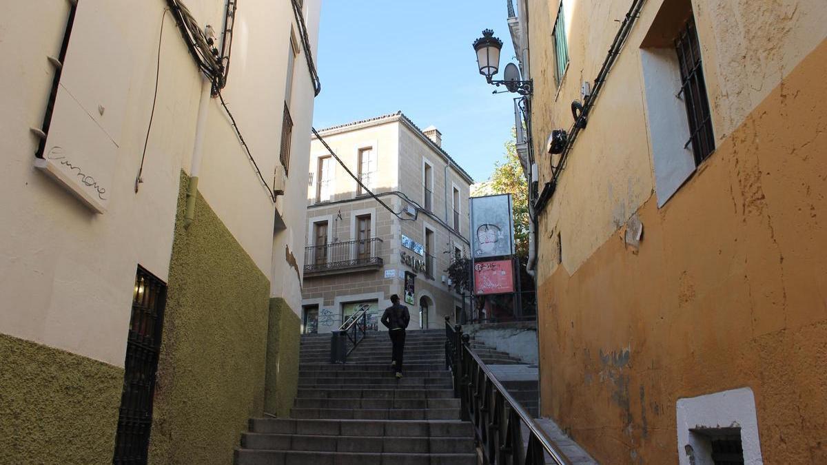 Calle alzapiernas en Cáceres en 2016.