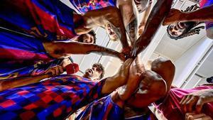 Los azulgrana celebran haber logrado el triunfo en la primera competición de la temporada