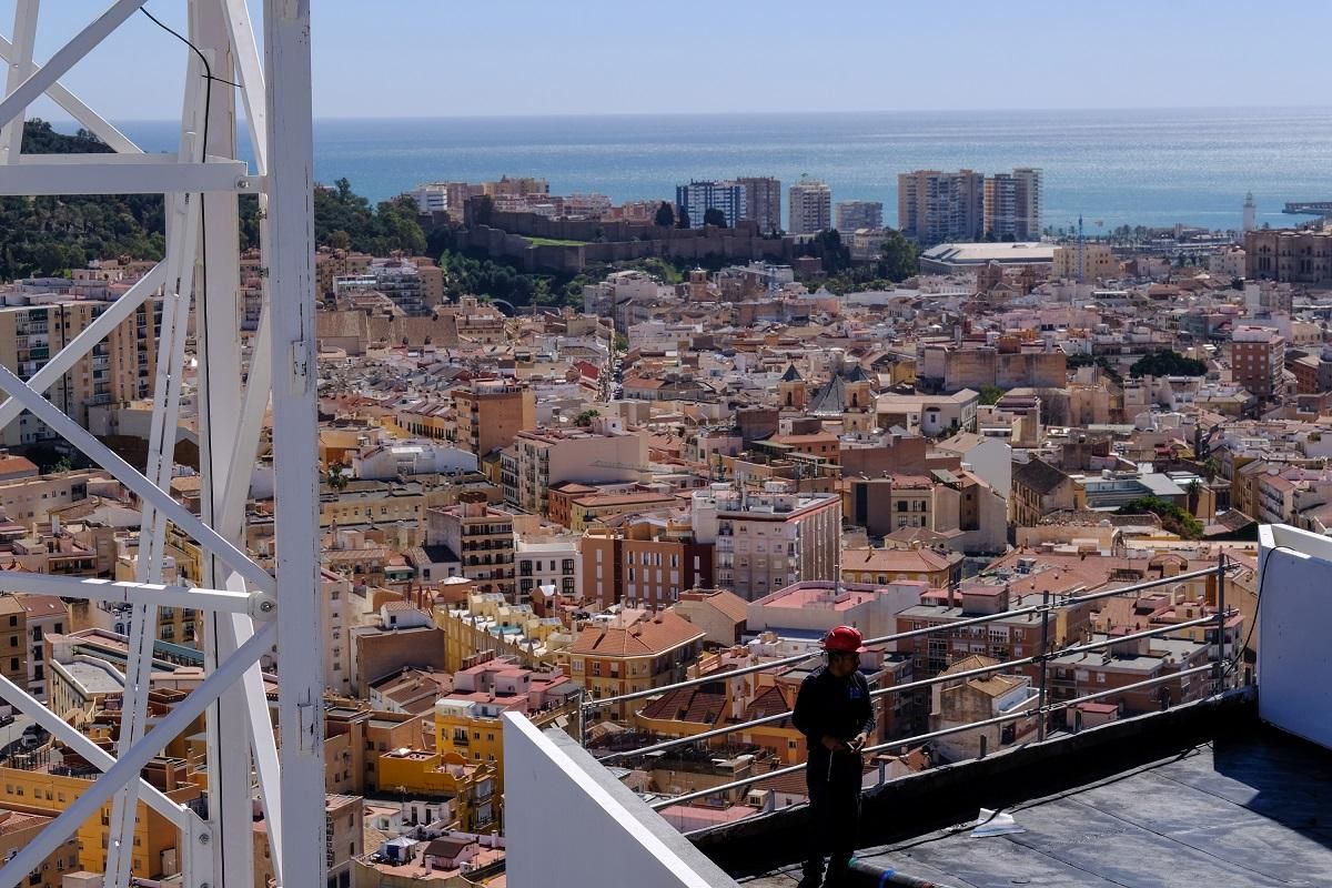 Una vista de Málaga capital desde las alturas de una de las obras de viviendas que construyen en Málaga.