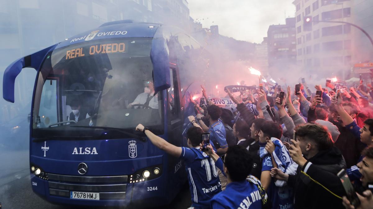 Ambiente de las aficiones en los prolegómenos del derbi