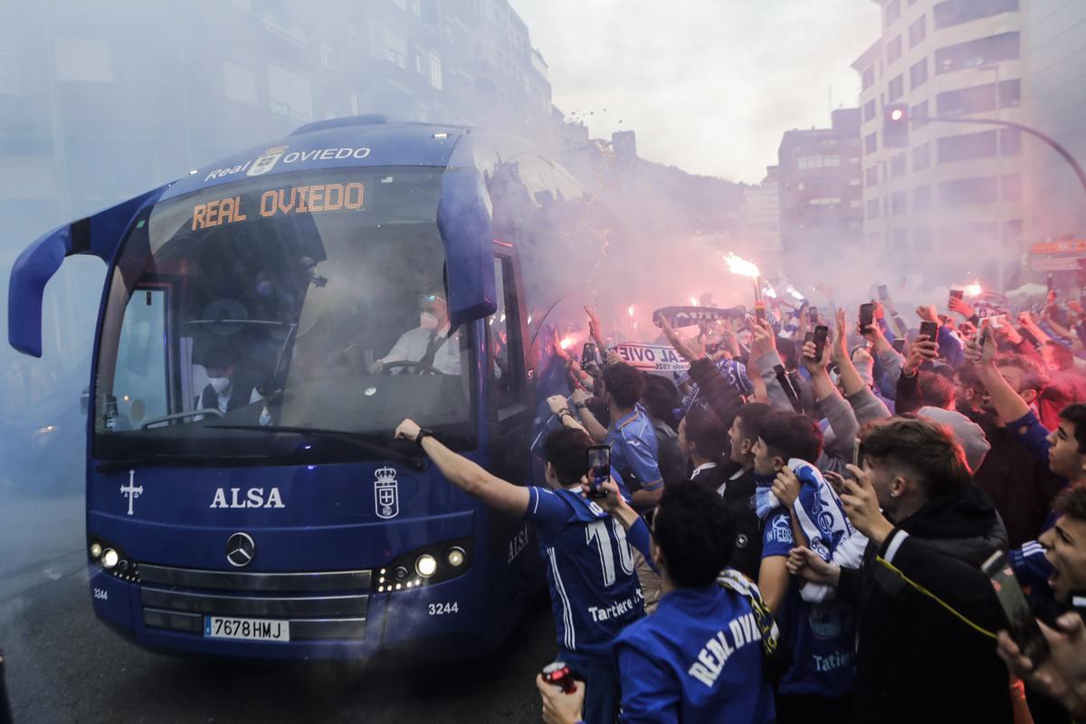 Ambiente de las aficiones en los prolegómenos del derbi