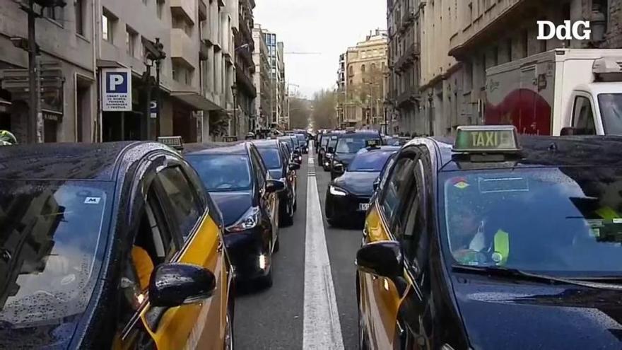 Centenars de taxistes comencen la marxa lenta a Barcelona en contra l'arribada d'Uber a la capital catalana