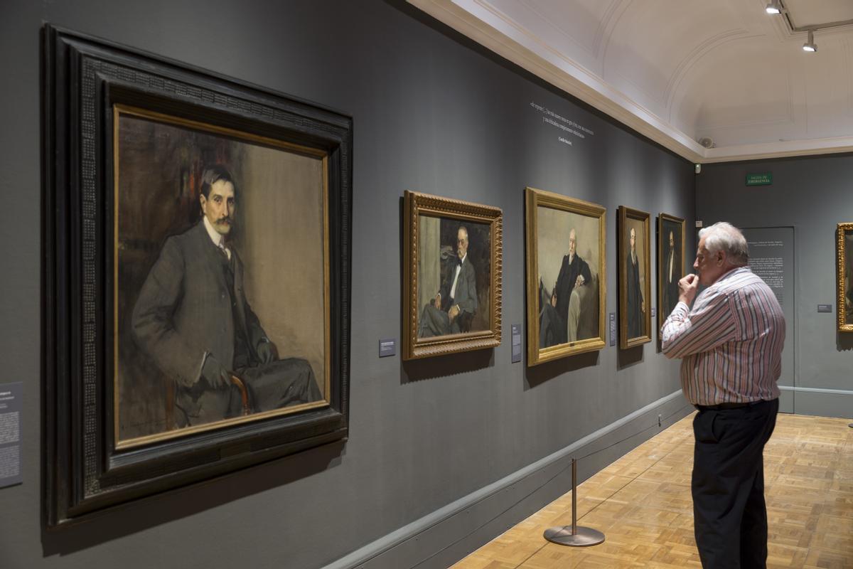 El comisario y exdirector del Museo de Bellas Artes de València, Carlos Reyero, observa una de las obras de la muestra.