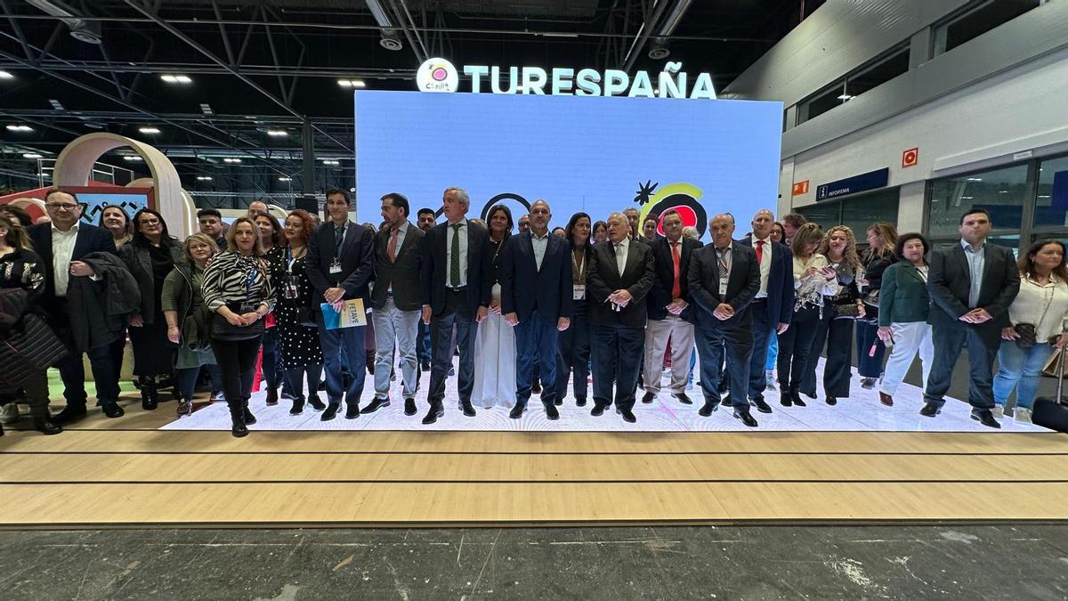 Los agentes de viaje 'okuparon' el estand de Turespaña para entregar su manifiesto de rechazo al nuevo registro de viajeros.