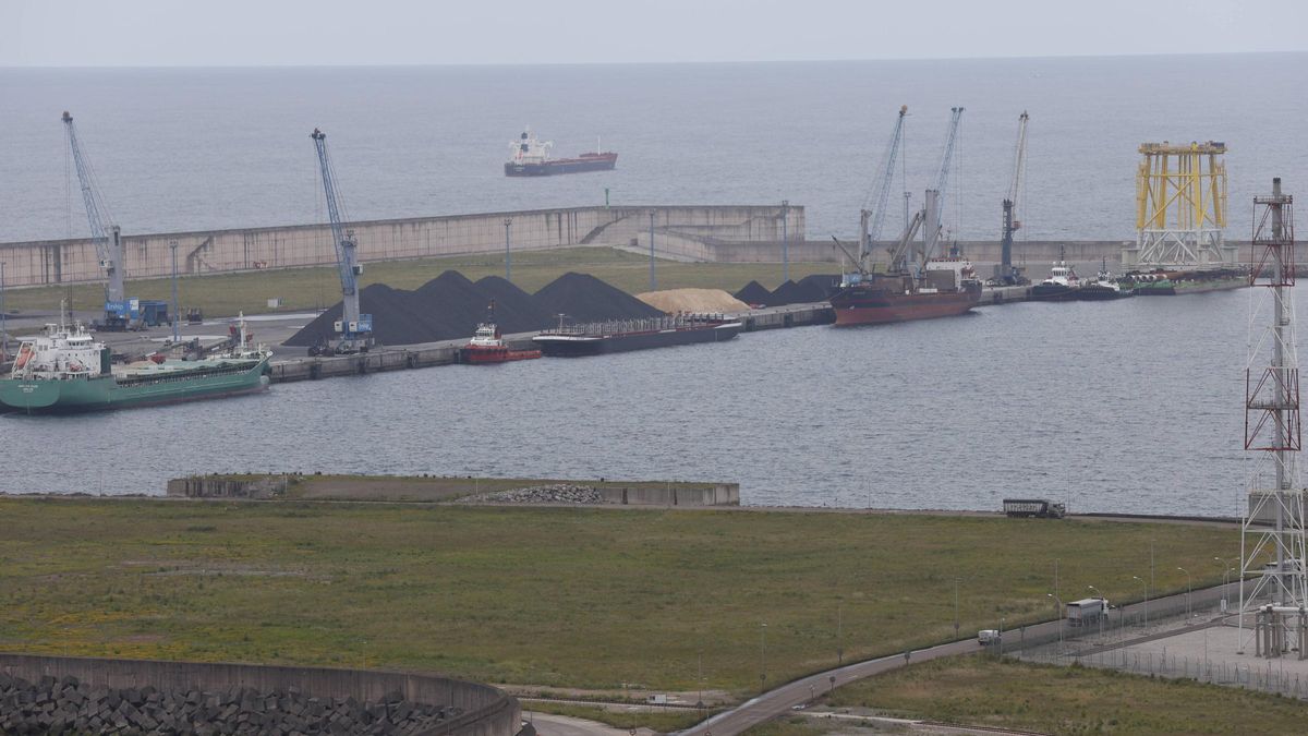 Barcos al abrigo en la ampliación portuaria y movimientos de mineral de hierro en el Musel.