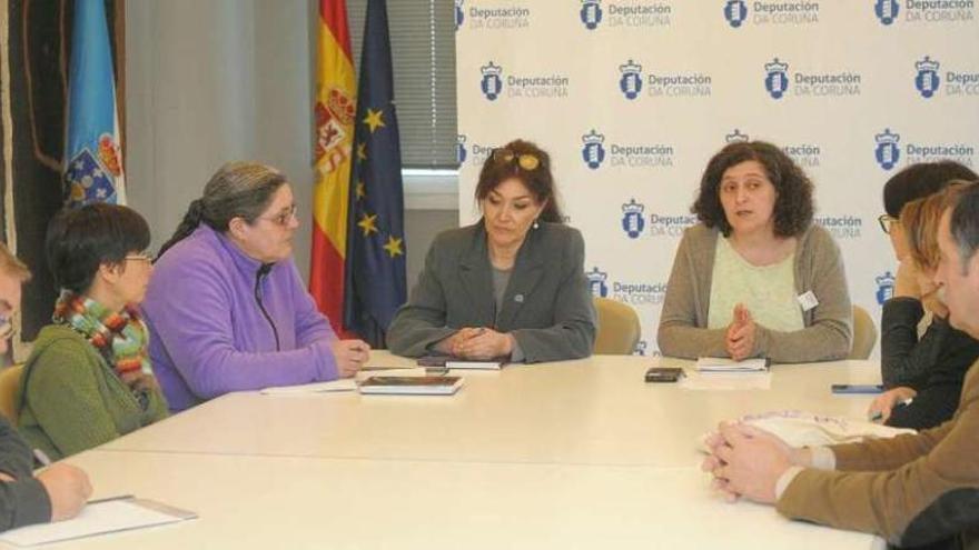 Imagen del encuentro entre la vicepresidenta de la Diputación y representantes de la Plataforma polo Dereito ao Aborto.