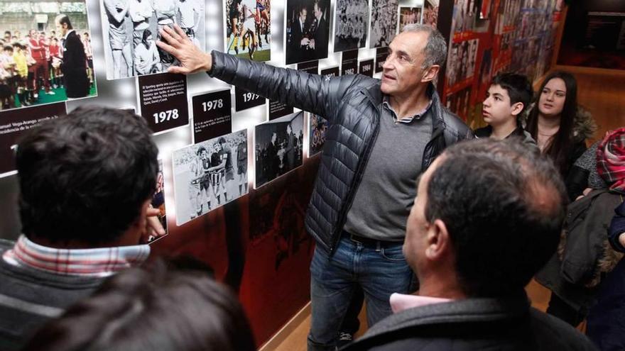 Joaquín hace de guía durante una visita al museo del club.