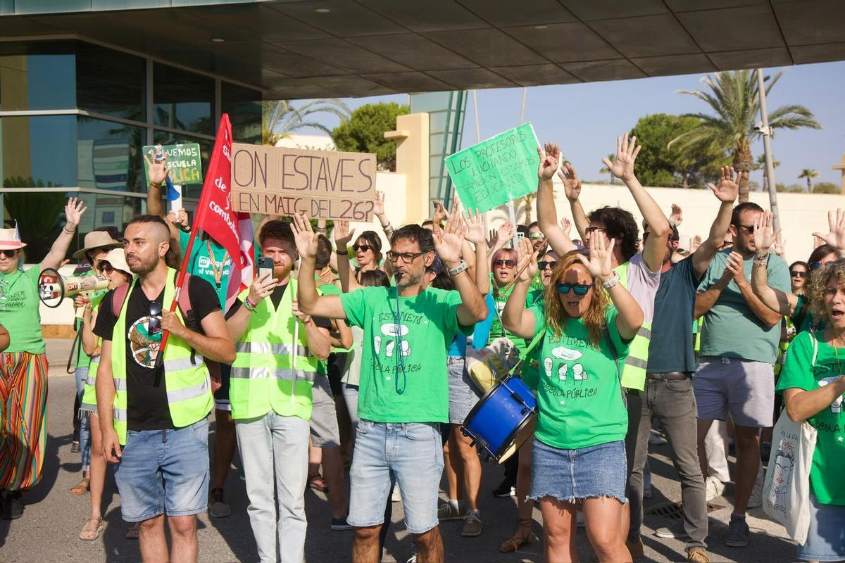 Profesores llevan su protesta a Ciudad de la Luz durante la visita de Pérez Llorca