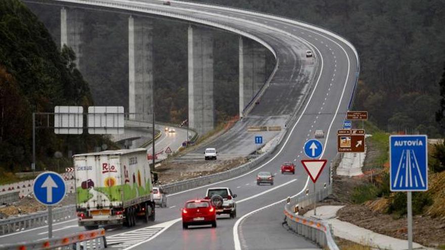 El viaducto de la Concha de Artedo, abierto en sentido Oviedo.
