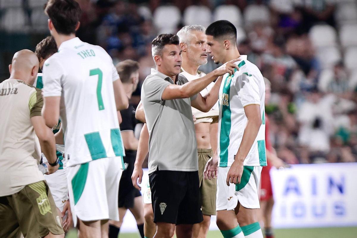 Iván Ania da instrucciones a Víctor Sánchez en el partido contra el Sevilla.