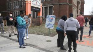 Votantes hacen cola en los alrededores de la Universidad Riverside, en el marco de las elecciones primarias presidenciales celebradas en medio del brote del covid-19, en Milwaukee, Wisconsin.