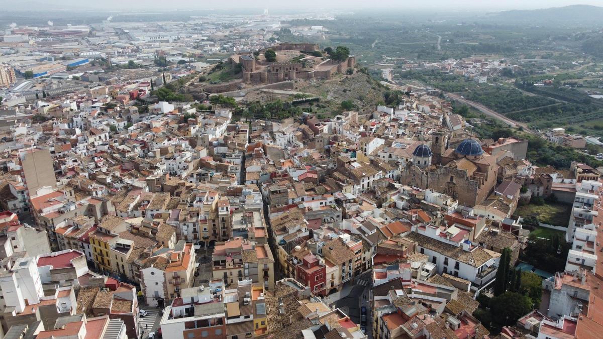 La fortaleza de Onda, que preside la silueta del municipio, es uno de los reclamos turísticos de la ciudad.