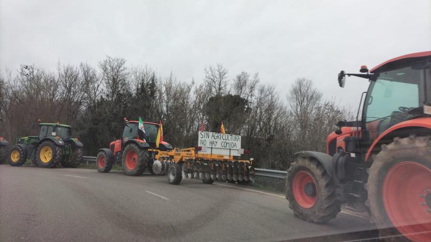 Trece vías continúan esta tarde con cortes de tráfico por las protestas del campo