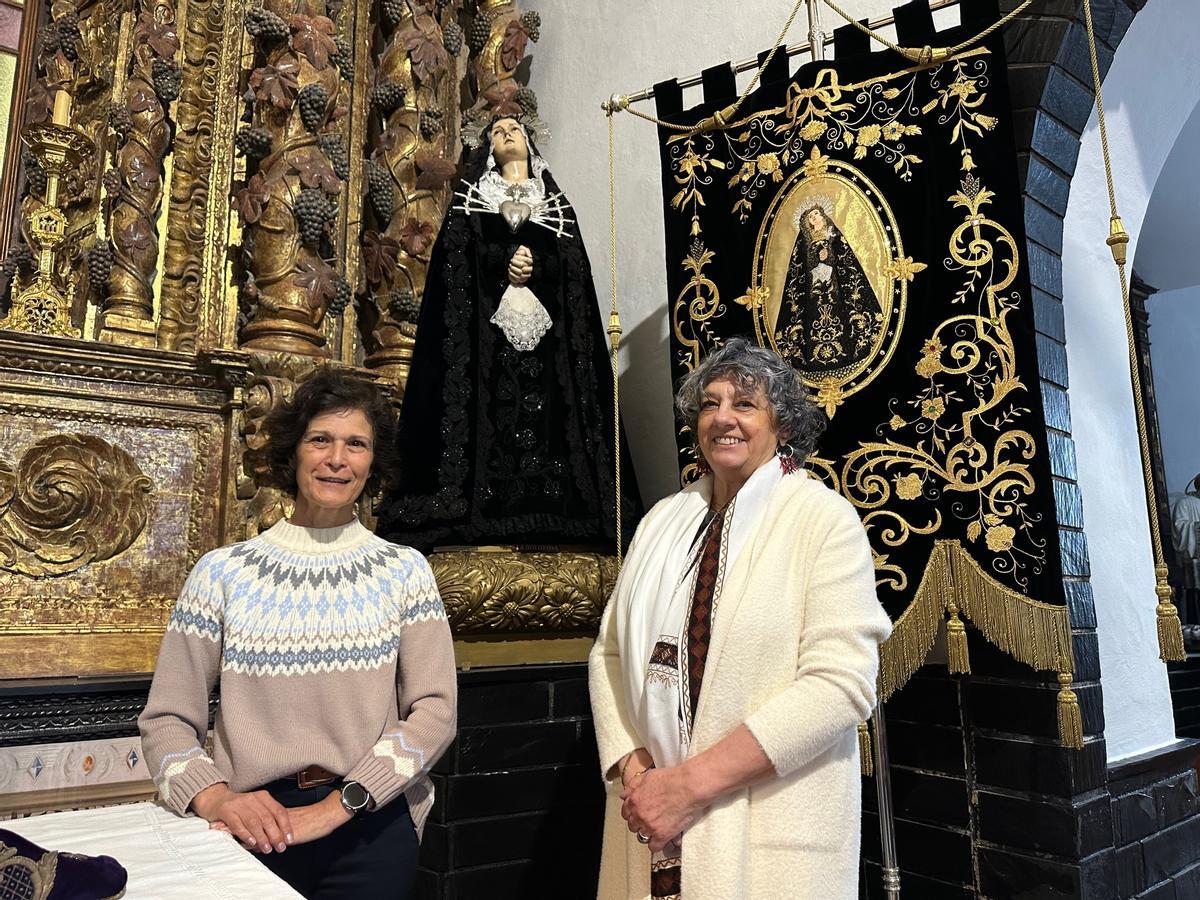Paz Paredano y Lidia Rico, con la Dolorosa.