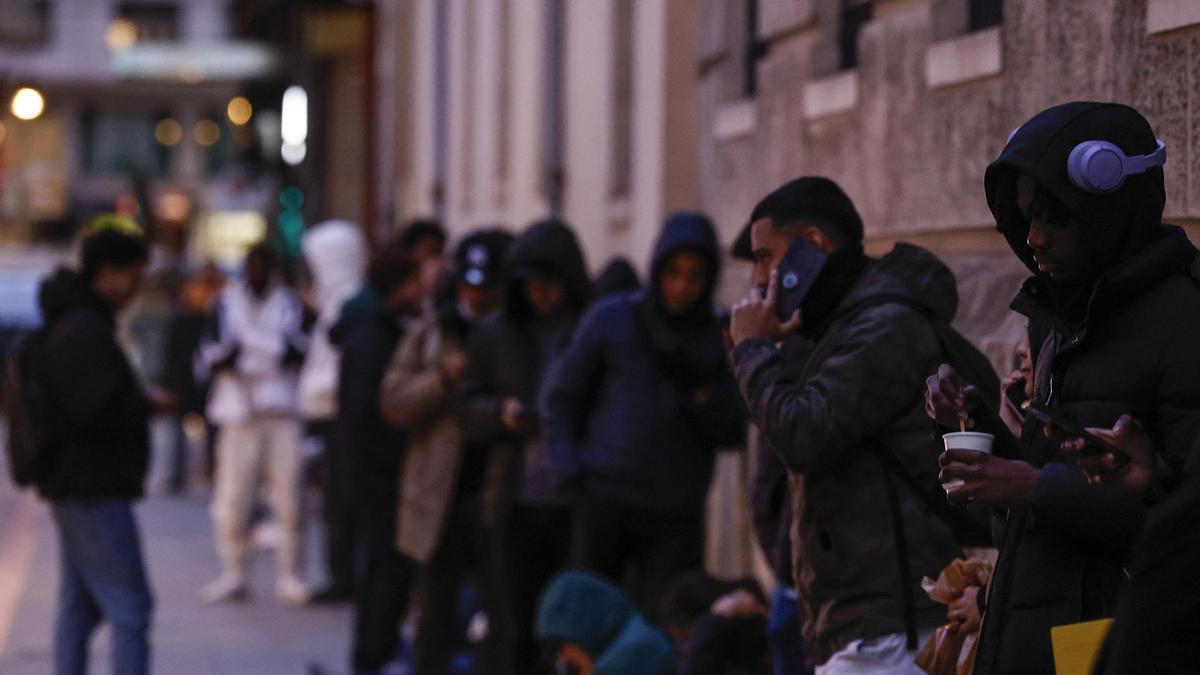 Decenas de inmigrantes hacen cola frente a un consistorio