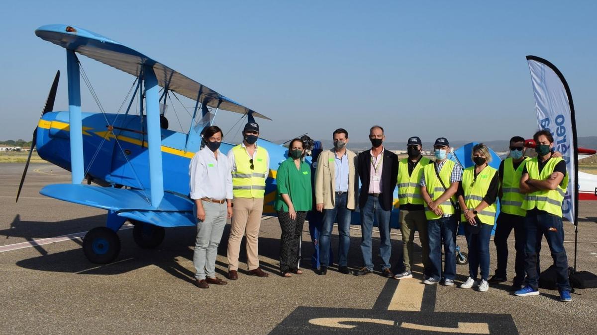 El alcalde y Blanca Torrent con representantes del Club Aéreo.