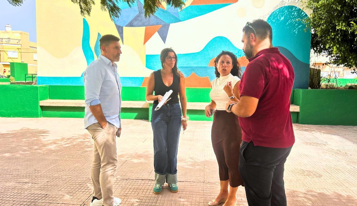 El primer teniente de alcalde, Alejandro Marichal y la concejala de Vivienda, Lucía Jiménez con los técnicos municipales durante la visita final.