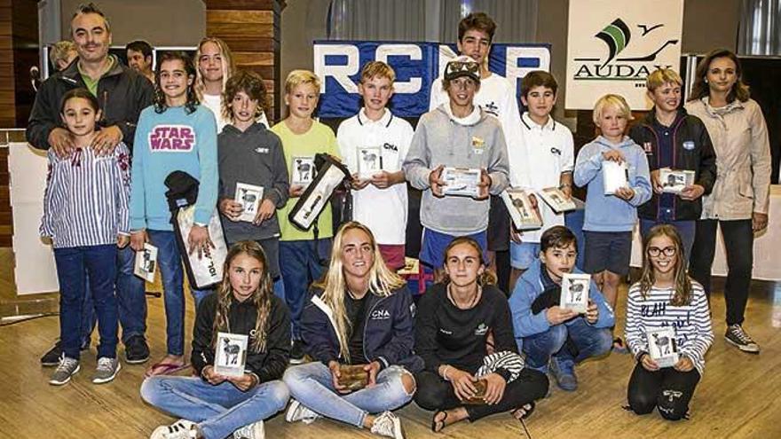 Los ganadores de la regata Audax Marina posan con sus trofeos en el Real Club Náutico de Palma.