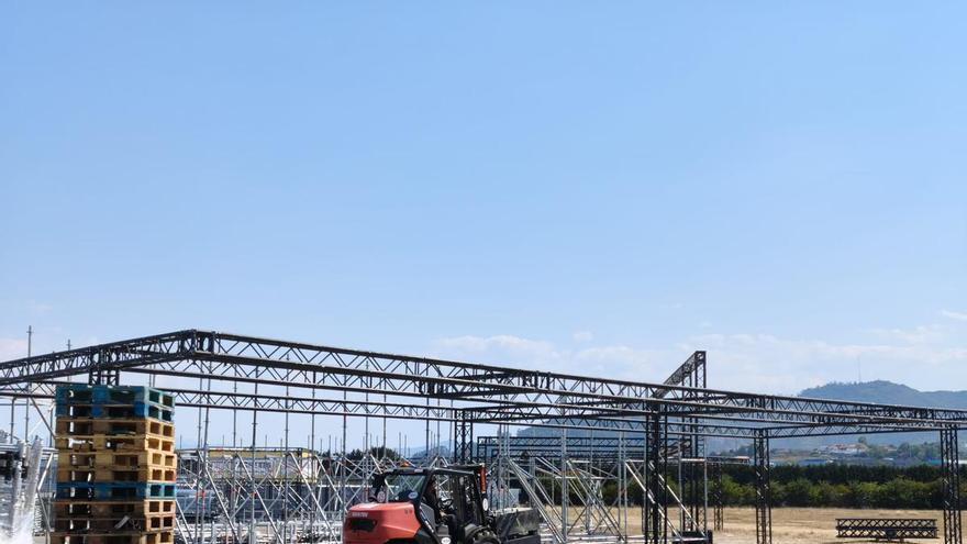 El Boombastic ya toma forma en Llanera con un montaje a gran escala, grúas y camiones en La Morgal