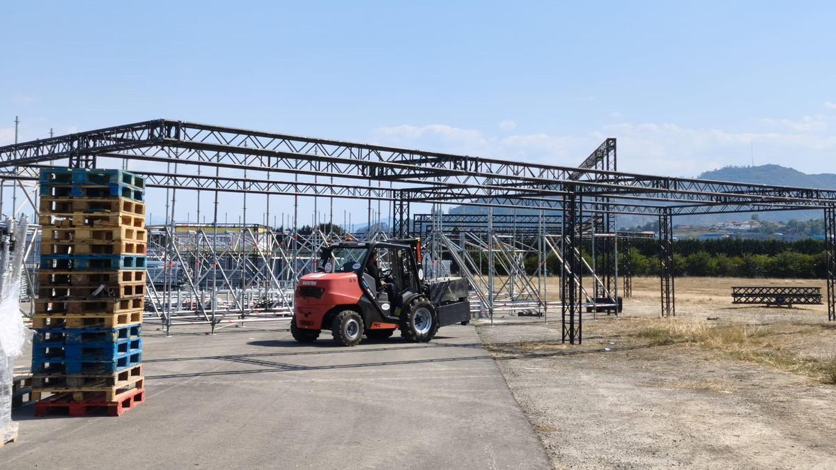 El Boombastic ya toma forma en Llanera con un montaje a gran escala, grúas y camiones en La Morgal