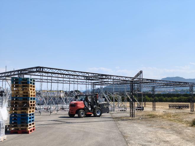 El montaje y los preparativos del Festival Boombastic en Llanera, en imágenes