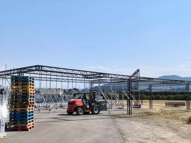 El montaje y los preparativos del Festival Boombastic en Llanera, en imágenes