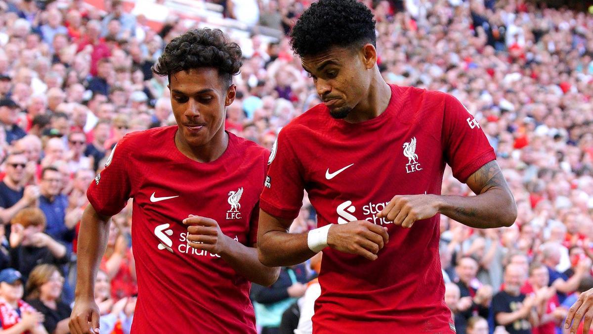 Favio Carvalho y Luis Díaz celebran uno de los nueve goles del Liverpool.