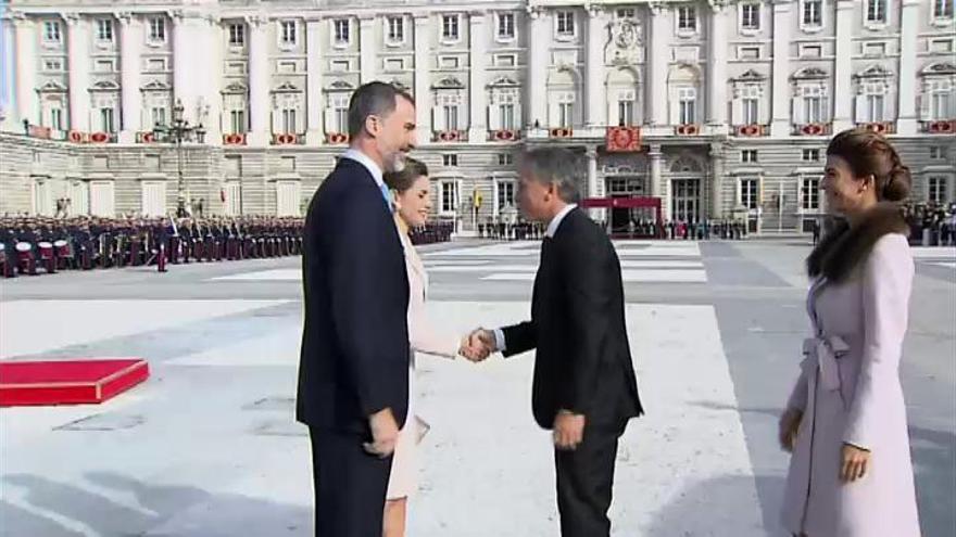 Los Reyes reciben a Macri en el Palacio Real con los máximos honores