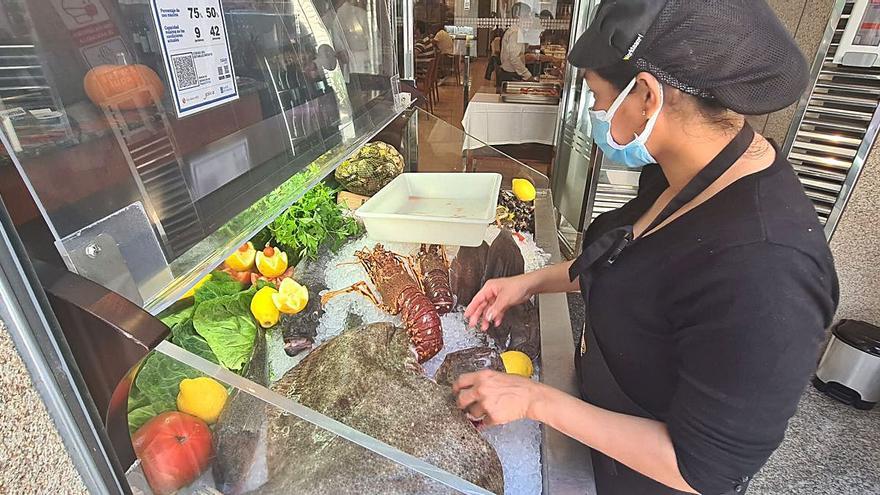 Una cocinera del Solaina selecciona productos en el expositor.