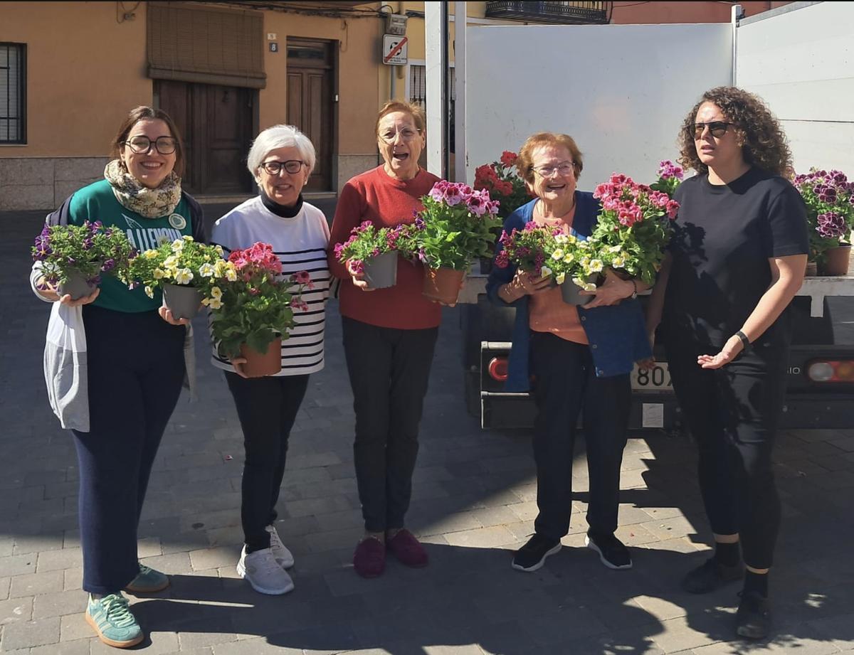 Entrega de plantas por parte del ayuntamiento.