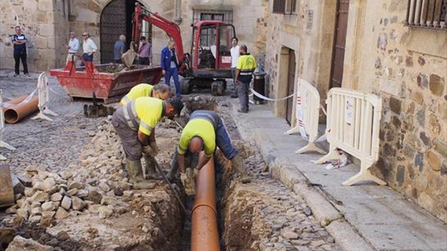 Critican la «tibieza» de la alcaldesa de Cáceres con la concesionaria del agua