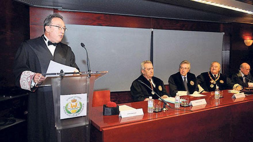 Modesto Barcia durante la lectura de su discurso de ingreso en la Academia.  // Gustavo Santos