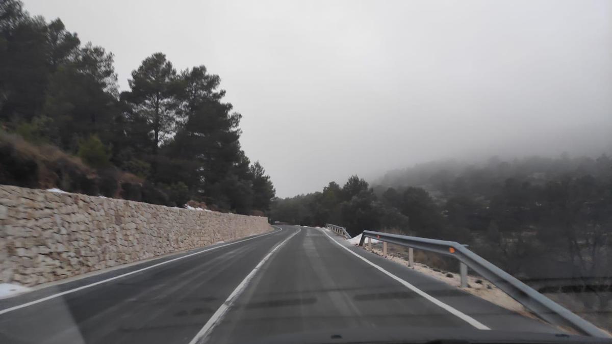 Atención en las carreteras del interior de la provincia a las placas de hielo.