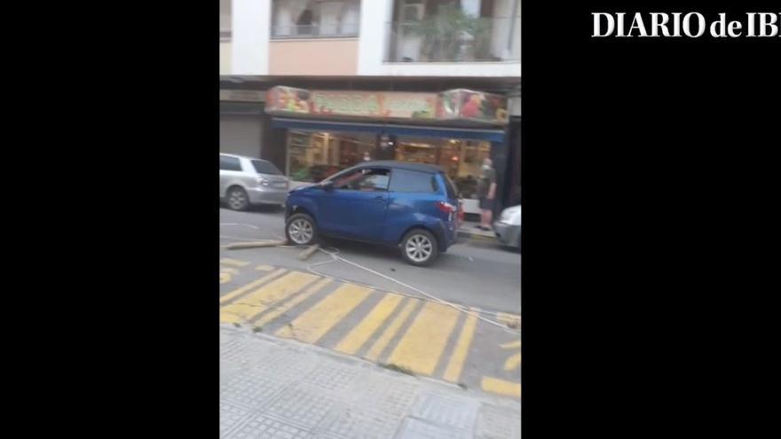 Conducción temeraria en Ibiza: un hombre estampa su vehículo y huye del lugar