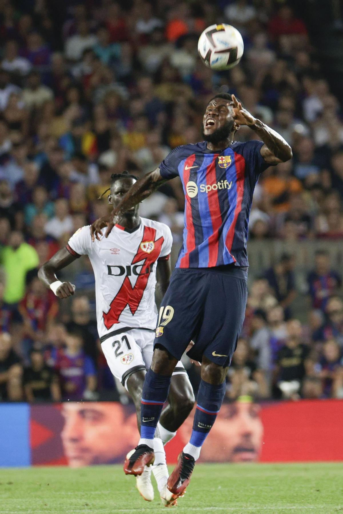 Fc Barcelona´s Franck Kessie (R) in action against Rayo Vallecano´s Pathe Ciss (L) during their Spanish LaLiga soccer match between FC Barcelona and Rayo Vallecano at Spotify Camp Nou stadium in Barcelona, Catalonia, Spain, 13 August 2022. EFE/ Quique Garcia