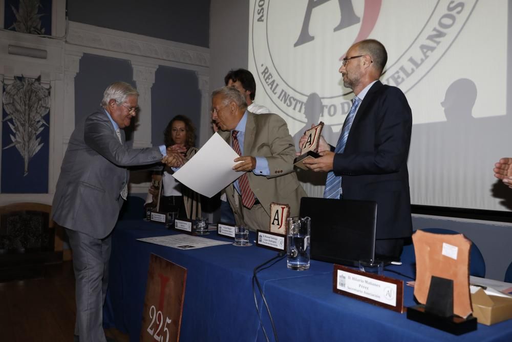 Entrega de distinciones a los antiguos alumnos del Instituto Jovellanos.