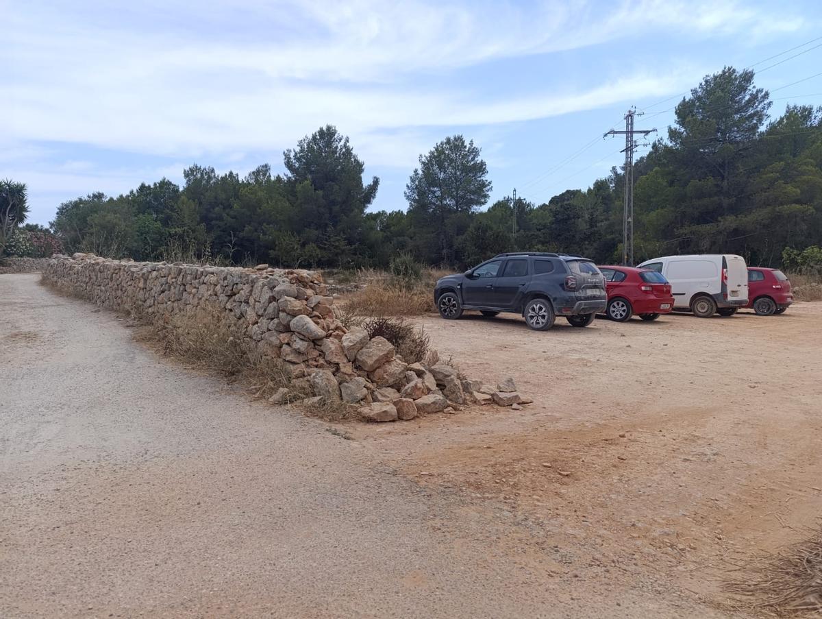 Uno de los muros de piedra caídos en Sant Mateu.