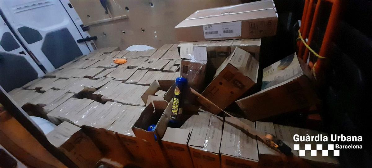 Botellas de óxido nitroso o gas de la risa incautadas por la Guardia Urbana de Barcelona Botellas de óxido nitroso o gas de la risa incautadas por la Guardia Urbana de Barcelona