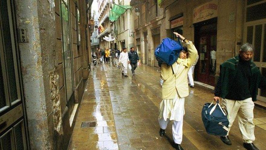 Apuñalada una mujer en una calle del Raval