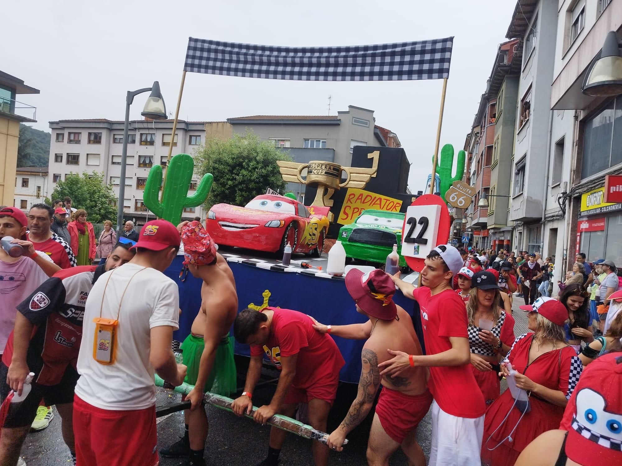 Así está siendo el Descenso Folklórico del Nalón, con 7.000 navegantes