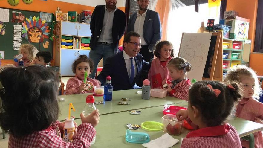 El consejero de Educación, Genaro Alonso (sentado), y el alcalde de Piloña, Iván Allende (de pie, a la izquierda), visitan el colegio L&#039;Ablanu de Infiestu tras concluir las reformas de la planta baja y la cubierta del edificio principal.