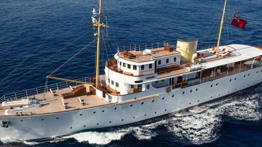 Atraca en Ibiza el &#039;Shemara&#039;, un barco que sirvió a la Marina Real Británica y que luego acogió unas locas fiestas
