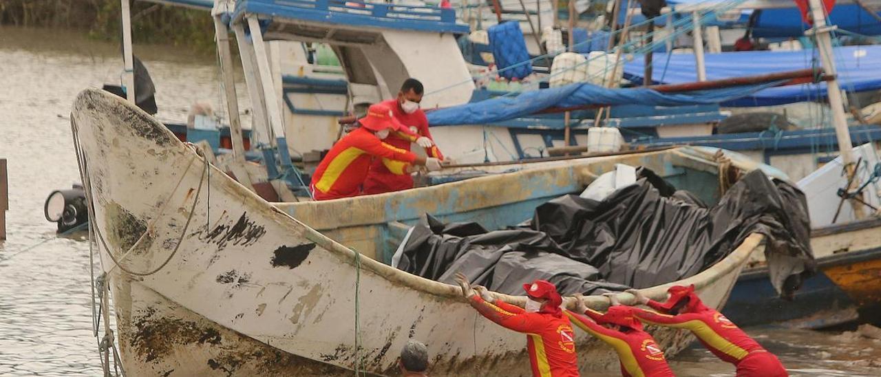 Cinco bomberos participan en el traslado del cayuco localizado en el Estado brasileño de Pará.